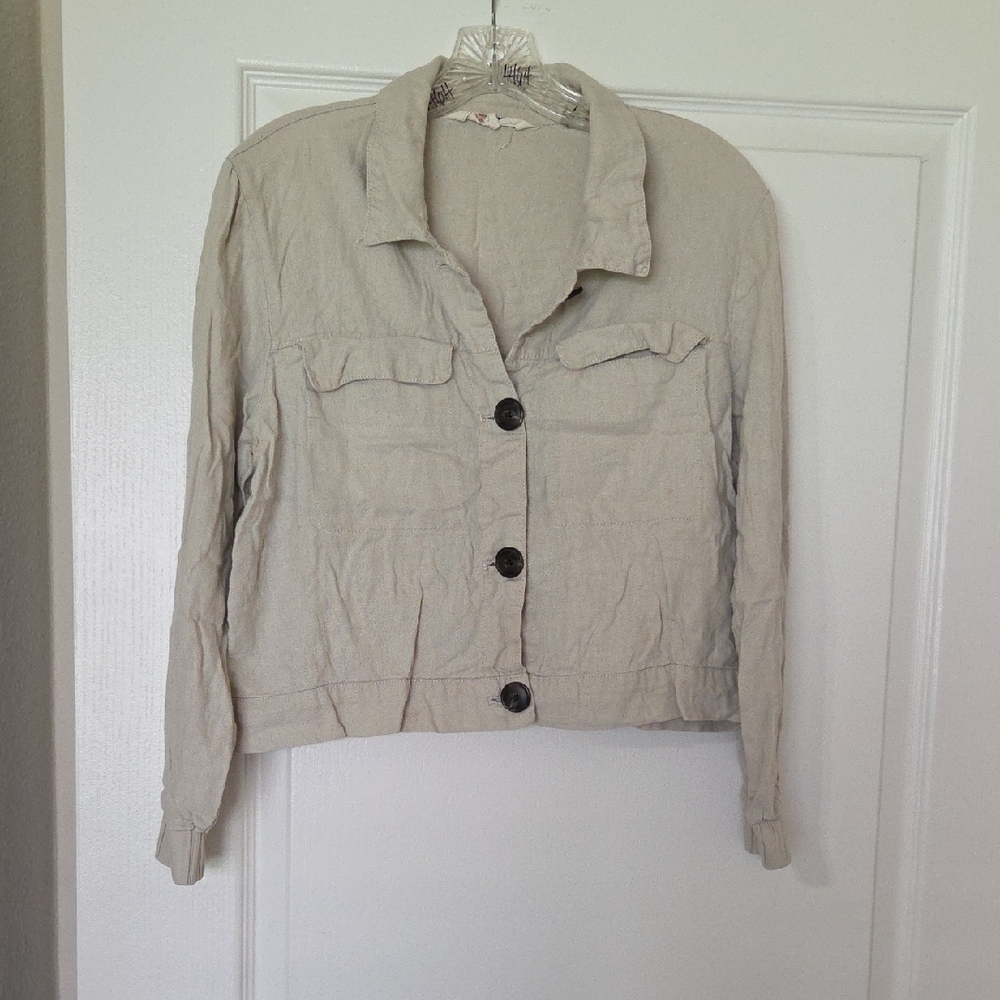 Cream Utility Jacket with Collared Neckline and Relaxed Fit